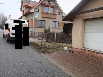 Zaparkované auto v Držkově se samo rozjelo, ale do garáže nezajelo