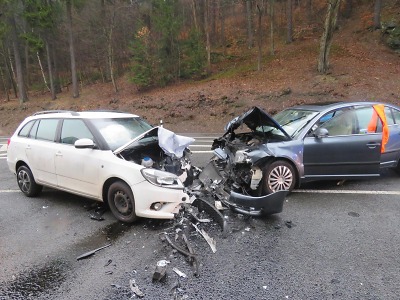 Po střetu dvou aut u Jablonce jsou čtyři zranění