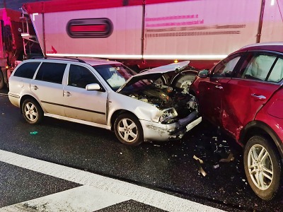 Dvě nehody pěti aut řeší hasiči v Turnově