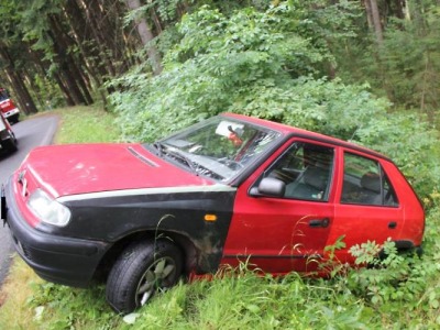 Po smyku skončil s autem v Jablonci na pařezu mimo silnici