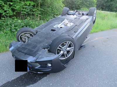 S BMW se ve Velkých Hamrech převrátil na střechu, škoda je půl milionu