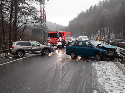 Autor foto:HZS Libereckého kraje Kvůli ledovce dochází k nehodám, u Jeřmanic je silnice uzavřena