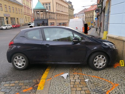 Autor foto:Archiv Policie ČR Při otáčení na jablonecké křižovatce narazil řidič do sloupu a domu