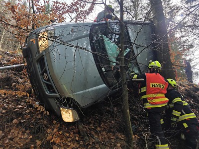 Zraněného řidiče v Jablonci vyprošťovali hasiči
