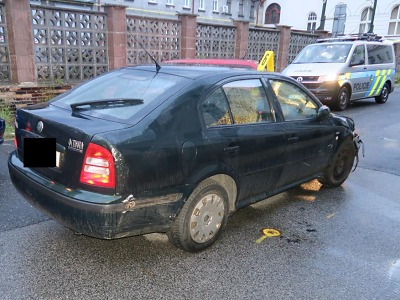 V opilosti naboural řidič v Jablonci dvě zaparkovaná vozidla