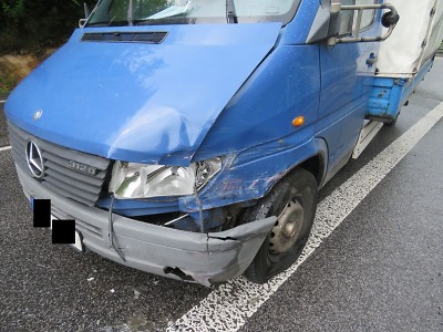 Ve smyku přejel řidič u Jablonce do protisměru a narazil do jiného auta