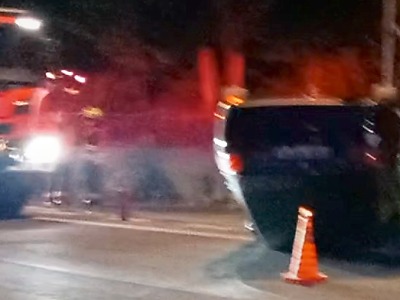 V jablonecké ulici Podhorská se auto po smyku ocitlo na střeše