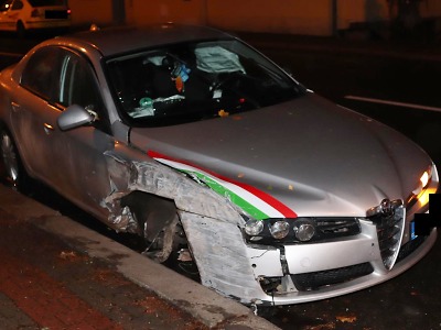Po smyku na mokru mladý řidič v Jablonci naboural dvě další auta