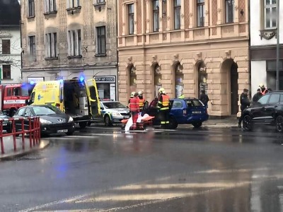 Dvě auta se srazila na Anenském náměstí v Jablonci