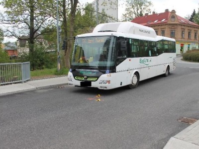 Cyklista vjel v Jablonci do dráhy autobusu, zranila se cestující