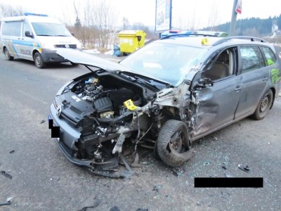 Řidič se v Jablonci nevěnoval plně řízení a narazil do náklaďáku