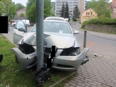 Řidič si údajně spletl brzdu s plynem a narazil v Jablonci do lampy
