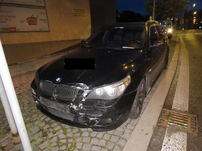 Při výjezdu z kruhové křižovatky v Jablonci řidič nezvládl řízení