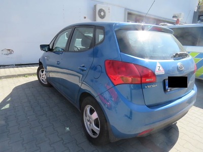 Řidička si spletla brzdu s plynem a nabourala do zdi obchodního domu