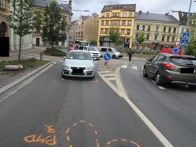 Žena vstoupila v Jablonci do silnice těsně před vozidlo