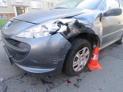 Při couvání v jablonecké ulici Arbesova se střetl s projíždějícím autem