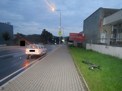 Cyklista v Jablonci přehlédl stojící vozidlo a narazil do něj