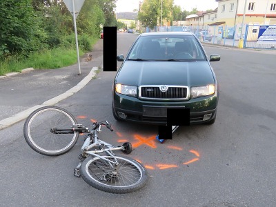 Cyklista sjel z chodníku před vozidlo a srazili se