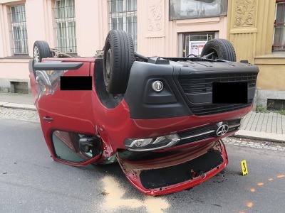 Řidič s osobáku nedal přednost dodávce, která skončila na střeše