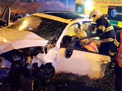 Řidič v Jablonci narazil do kruhového objezdu