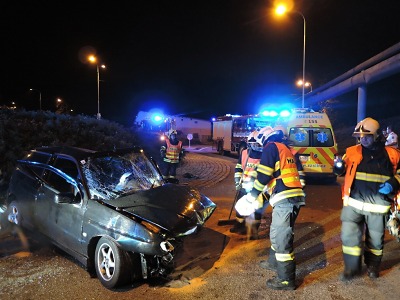 Auto narazilo v Jablonci do kruhového objezdu