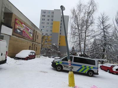 Řidič při couvání s dodávkou narazil v Jablonci do sloupu a odjel