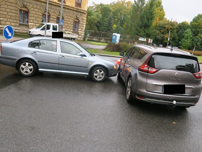 Řidička auta se na jablonecké křižovatce srazila s další řidičkou