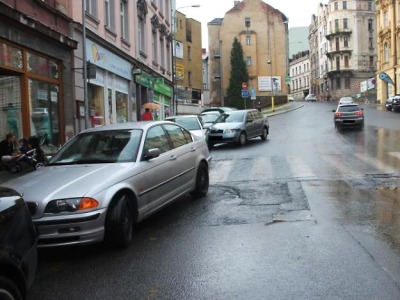 V jablonecké ulici Podhorská narazil řidič do auta před přechodem