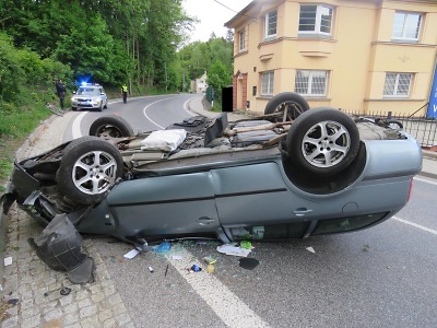 Řidička vyjela s autem v Jablonci ze silnice a skončila na střeše
