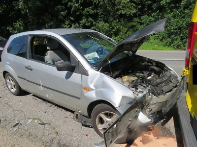 Řidička se sklonila pro kazetu a narazila do zaparkovaného auta