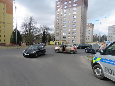 Na jablonecké křižovatce se střetla dvě vozidla