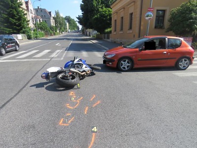 Řidič osobáku nedal na jablonecké křižovatce přednost motocyklistovi