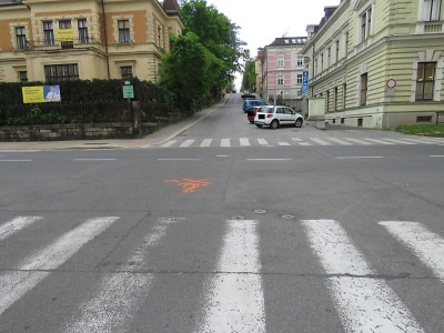 Hledají svědky nehody na křižovatce Liberecká, Poštovní a Opletalova