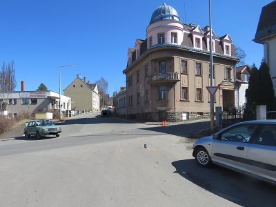 Řidič přehlédl značku a srazil se s jiným vozidlem