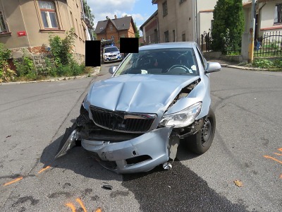 Na jablonecké křižovatce ulic Růžová a Sokolí došlo k nehodě