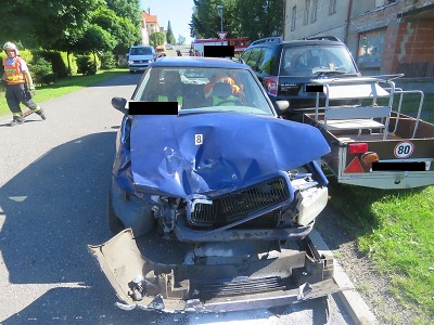 Na křižovatce v Jablonci se střetla dvě auta, poškozené je i třetí