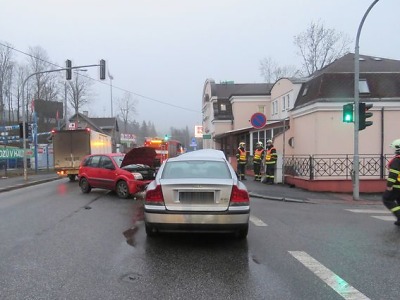 Policie hledá svědky nehody dvou aut na jablonecké křižovatce