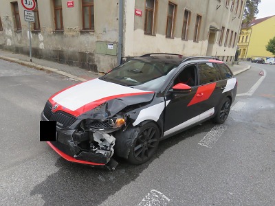 Na jablonecké křižovatce se střetla dvě vozidla