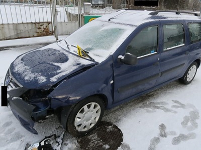 Na ledovce narazil v Jablonci s autem do sloupu veřejného osvětlení