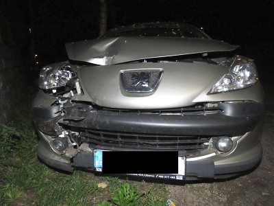 Vlivem mikrospánku narazila řidička v Jablonci s autem do stromu