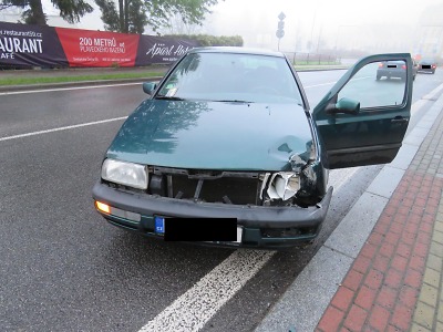 Na mokré vozovce dostala řidička v Jablonci smyk