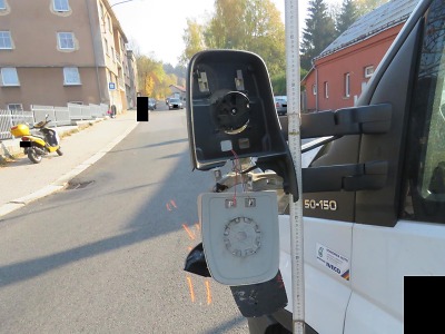 Motocyklista předjížděl v Jablonci na plné čáře a střetl se s náklaďákem