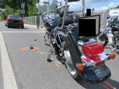 Motocyklista v Jablonci zezadu narazil do auta