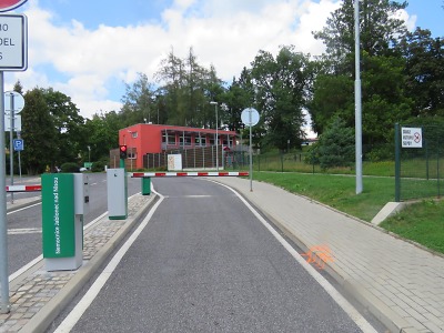 Motocyklistka chtěla objet závoru před nemocnicí, ale skončila v ní