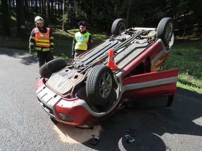 Po střetu s jiným autem skončilo v Jablonci auto na střeše