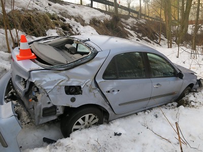 Na mokré vozovce dostal řidič v Jablonci smyk a přejel svodidla