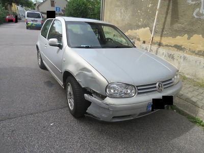 V jablonecké ulici Větrná se samo rozjelo auto a narazilo do domu