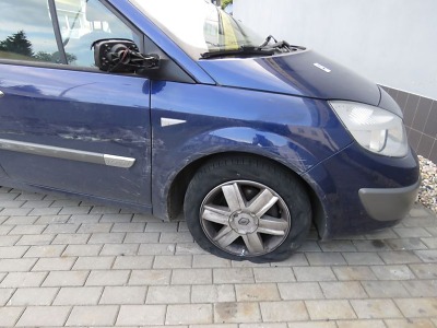 Opilá řidička poškodila zaparkované auto a ujela. Policisté ji už vypátrali