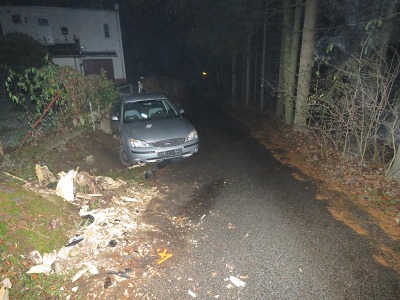 Opilý řidič v Jablonci Pod Kynastem zlikvidoval autem pařez