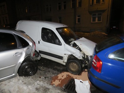 V jablonecké ulici Palackého narazil opilý řidič do zaparkovaných aut